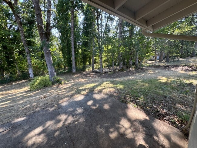 Building Photo - 230-232 NE Azalea Drive