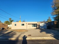 Building Photo - NE 3 Bedroom 2 Bath