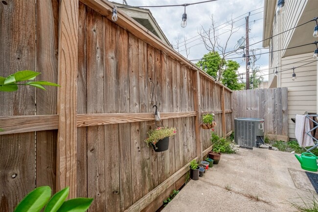 Building Photo - 3904 Tulane Oak Dr