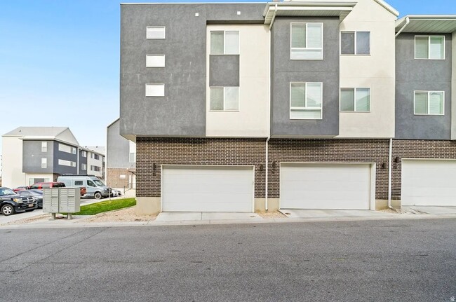 Building Photo - 84 E 200 S