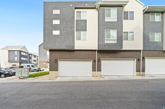 Building Photo - 84 E 200 S
