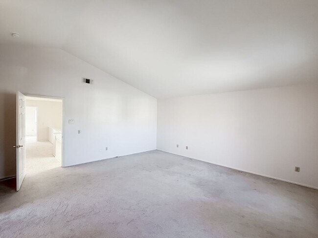 Building Photo - 40041 Zamura Ct
