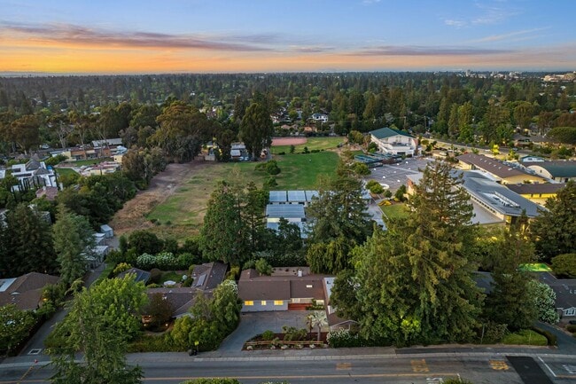 Building Photo - Spacious Menlo Park Retreat with 6 Bedroom...