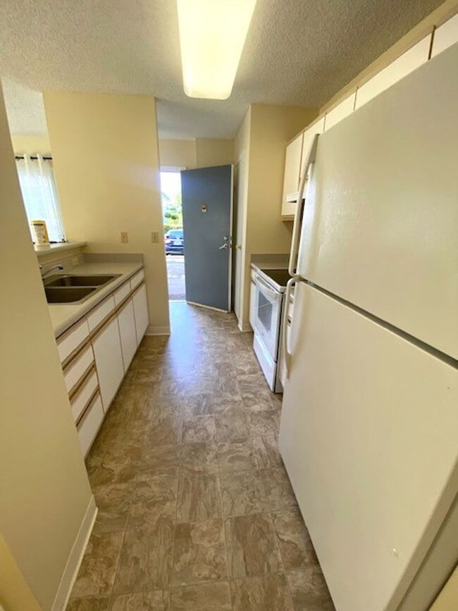 Building Photo - 2 Bedroom/ 2 Bath/ 2 pkg at Crescent Lane
