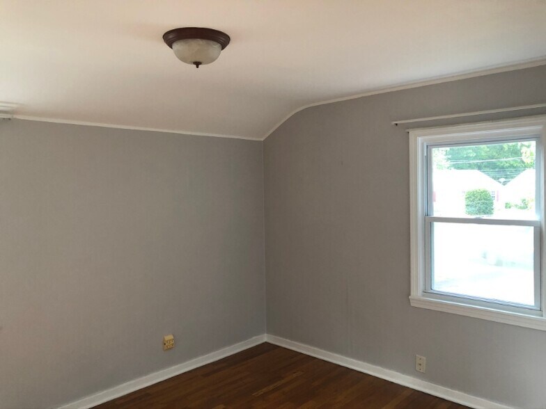 Building Photo - 20 Elmhurst Cir