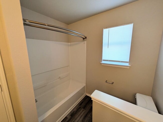 Building Photo - Very Nice 4 Bedroom Home In Convenient Northwest Location!