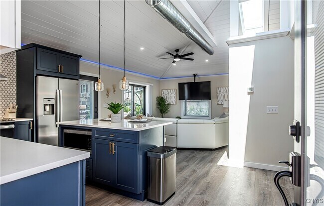 Building Photo - 1014 Main St