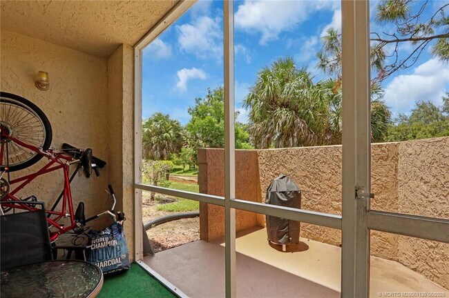 Building Photo - 1504 SE Royal Green Cir