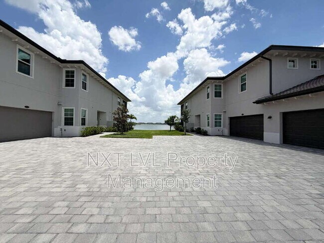 Building Photo - 16570 Ridgeview Cir