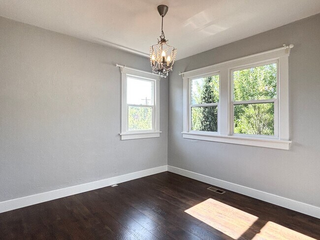 Building Photo - Stunning Remodel Near 9th & 9th!