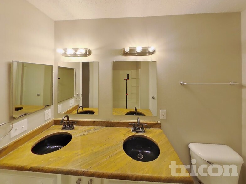 Building Photo - 3004 Double Oak Dr