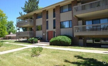 Building Photo - 2 Bed 1 Bath First Floor Corner Unit Manha...