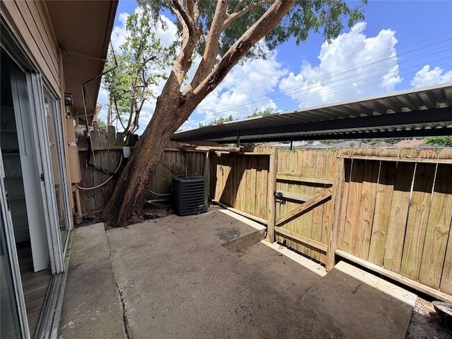 Building Photo - 7700 Creekbend Dr