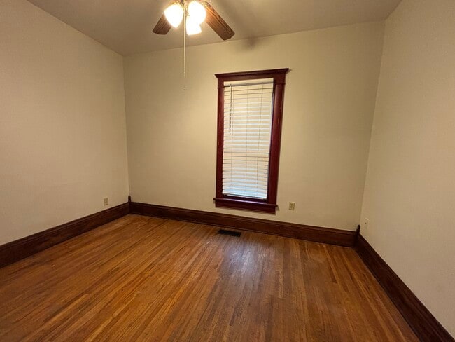 Building Photo - 116 S Maple St