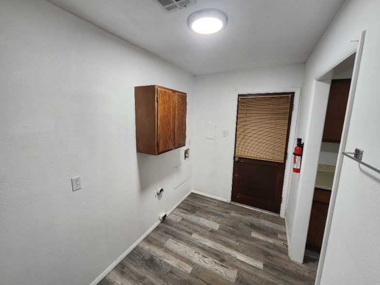 Building Photo - 5900 S Sunset Ave