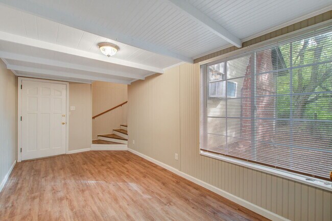 Building Photo - 15 Addlestone Ave