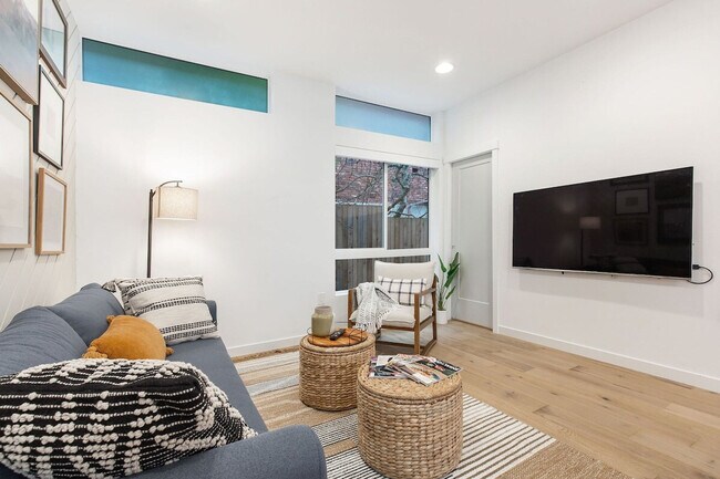 Building Photo - 628 10th Ave E