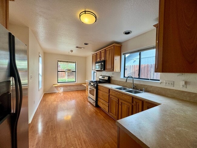 Building Photo - Adorable Home Available Now in Davis!