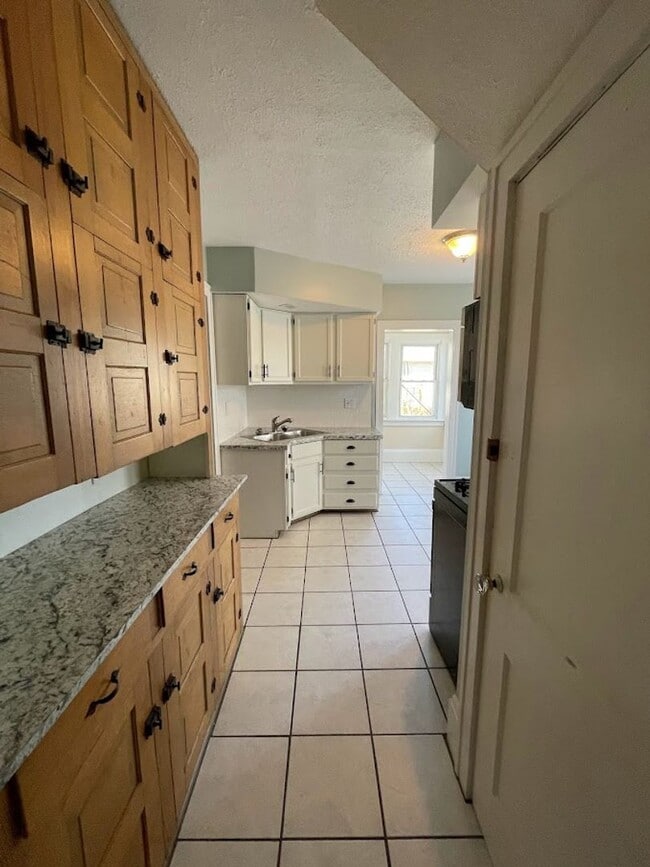 Building Photo - Three bedroom one bathroom home for rent