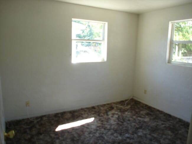 Building Photo - 922 Lewis Dr