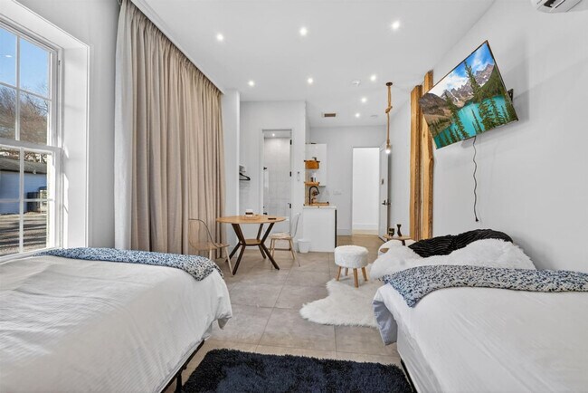 Building Photo - 443 Clove Rd