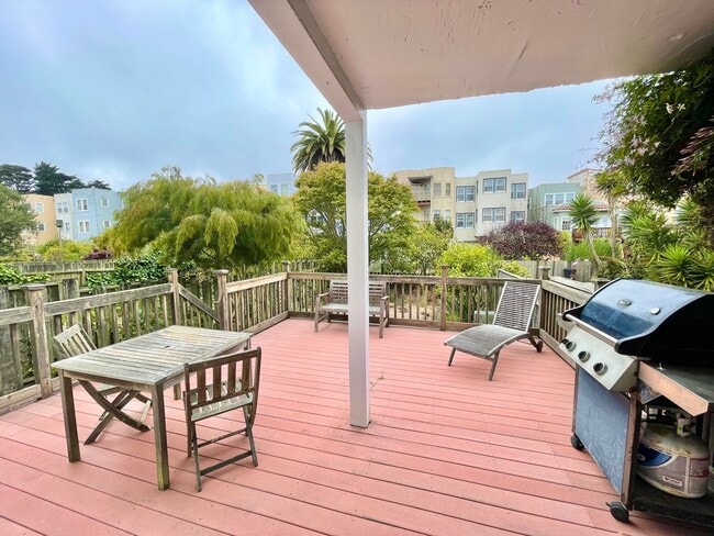 Building Photo - Charming Garden Apartment w/Deck, Prime Inner Richmond Location PROGRESSIVE