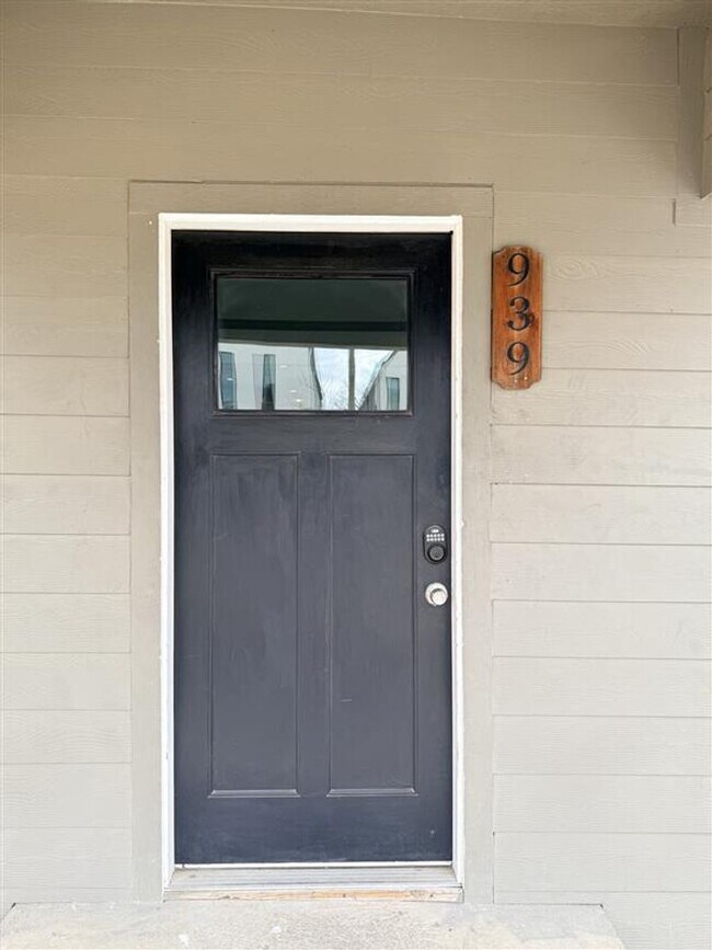 Building Photo - 941-941 Bayonne St