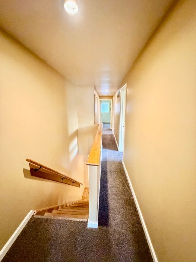 Building Photo - 3 bed 2.5 bath in Port Richmond with Garag...