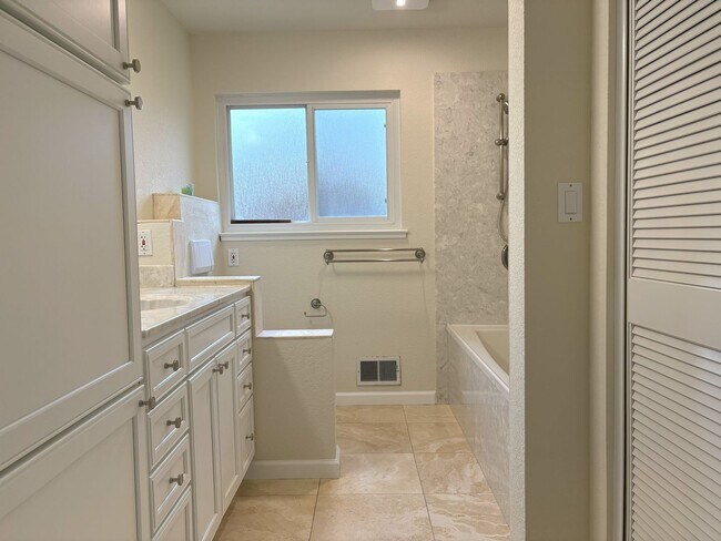 Building Photo - Beautifully Updated 4-Bedroom Home in Prime Mountain View Location!