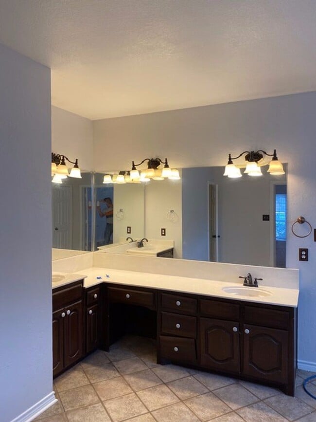 Building Photo - 5 Bedrooms in Richardson!
