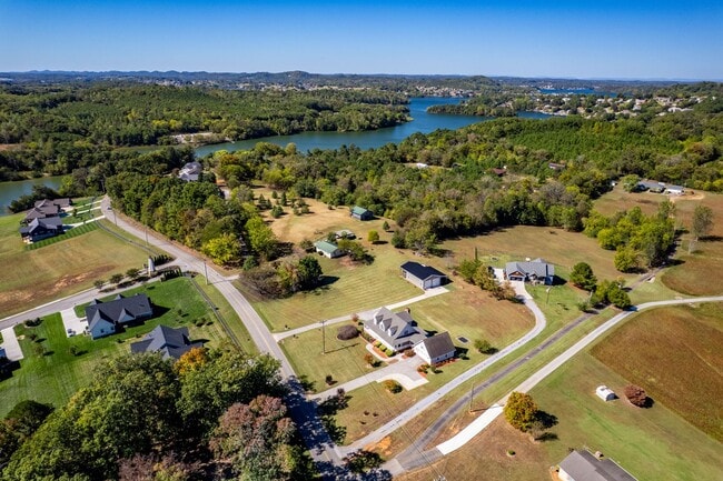 Building Photo - Greenback 37742 - 4 bedroom, 4.5 bath home - Contact Jeremy Logan (865) 307-2273