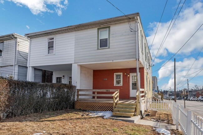 Building Photo - Recently Renovated 4 Bedroom, 1.5 Bath Nor...