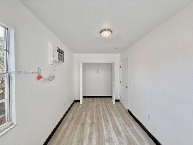 Building Photo - 1001 NW 23rd Ct