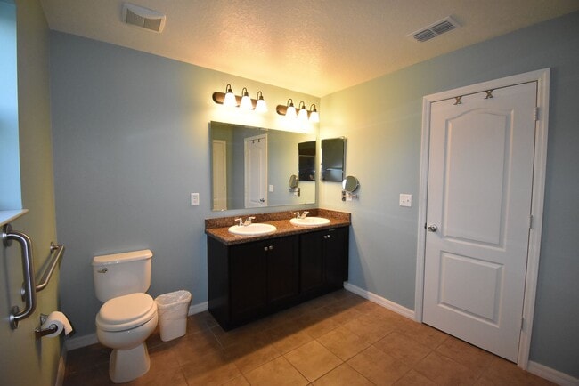 Building Photo - 4 Bed/3.5 Bath, Pool and Waterfront home, ...