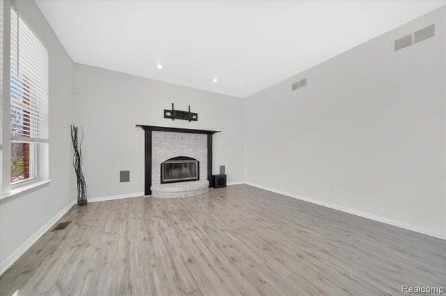Building Photo - 2565 River Woods Dr N