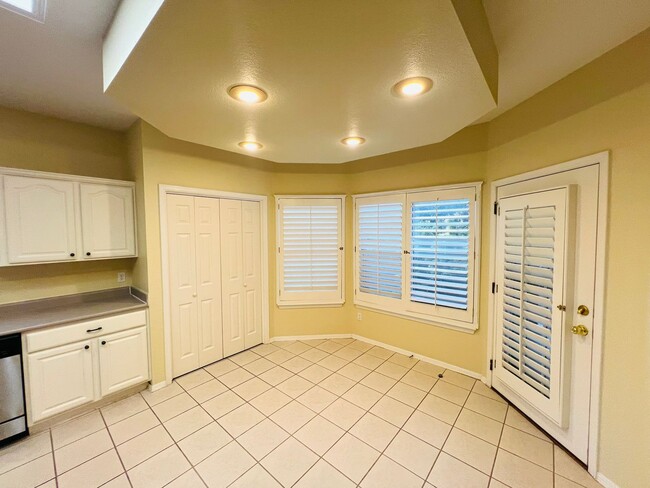 Building Photo - Stunning 4 bedroom, 3 bath home in West El...