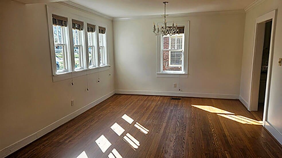 Building Photo - 2610 Woodlawn Dr
