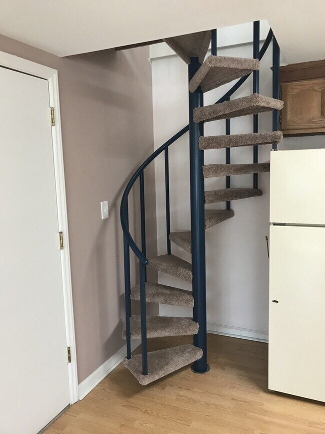 Building Photo - 2 Bedroom, 1 Bath, Unfurnished Condo in Sterling Village!