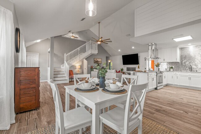 Building Photo - Stunning 4 bedroom with two bonus spaces, ...