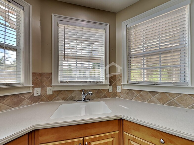 Building Photo - 402 Grandiflora Dr