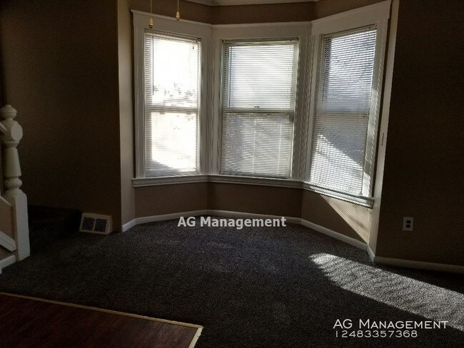 Building Photo - 22 Elwood St. - Pontiac 3Bed/1Bath