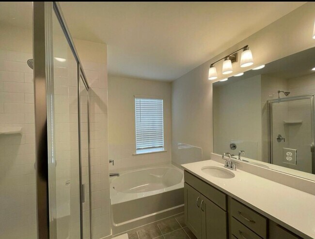Building Photo - Beautiful end unit townhouse in the Townes...