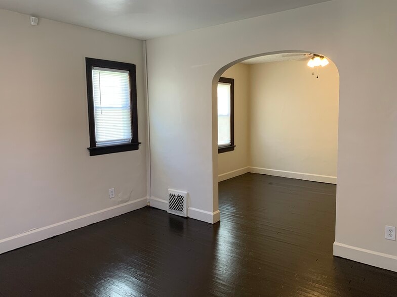 Building Photo - 1924 Maple Ave NE