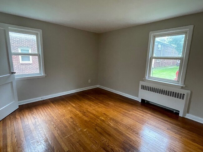 Building Photo - 720 Burnside St