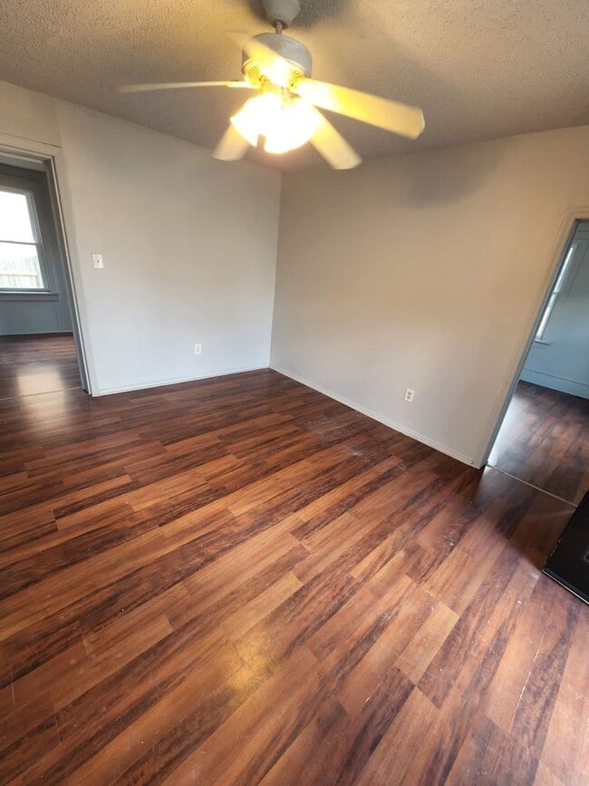 Building Photo - 2 Bedroom House- Ready for move in!