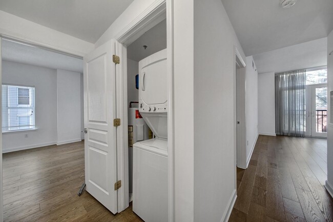 Building Photo - Beautiful 2 Bed 2 Bath Condo in Dilworth!