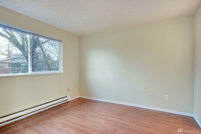 Building Photo - 1320-1320 12th Ave NW
