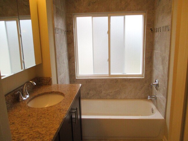 Building Photo - 448 Midway Dr