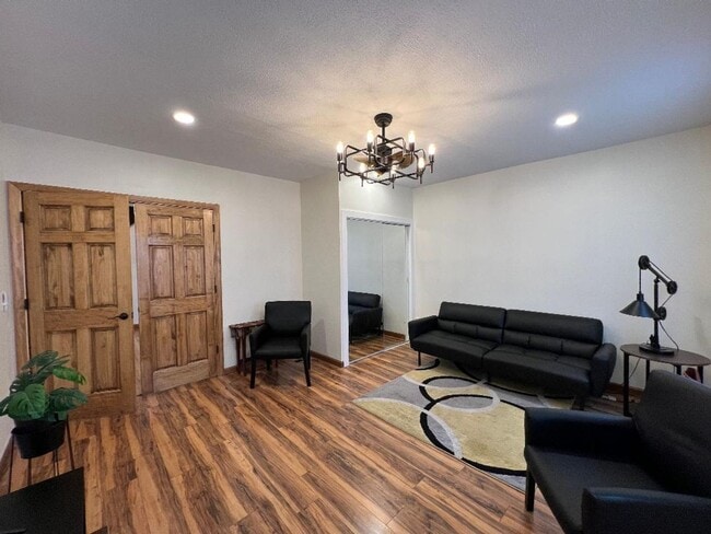 Building Photo - Detroid Shoreway Renovated  4 Bedroom, 2 B...