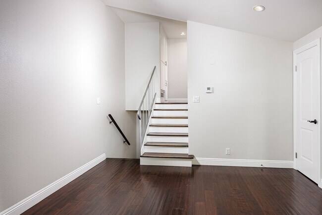 Building Photo - Upgraded Newport Beach Townhouse in Park Lido!